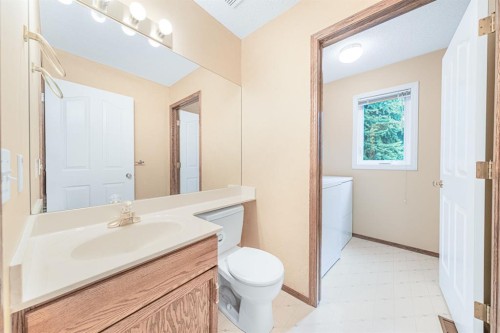 22 Douglas Woods Park Se, Calgary, AB - Indoor Photo Showing Bathroom