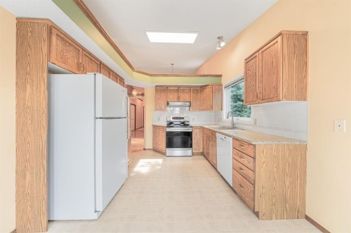 22 Douglas Woods Park Se, Calgary, AB - Indoor Photo Showing Kitchen