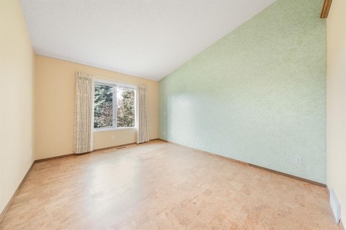 22 Douglas Woods Park Se, Calgary, AB - Indoor Photo Showing Other Room