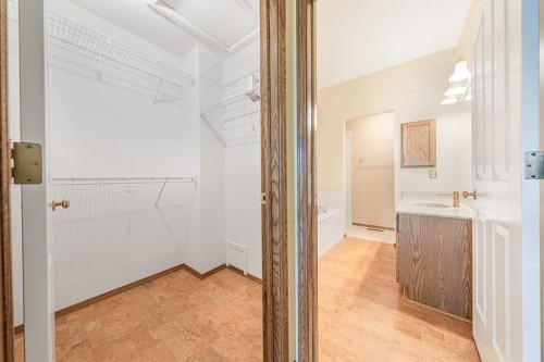 22 Douglas Woods Park Se, Calgary, AB - Indoor