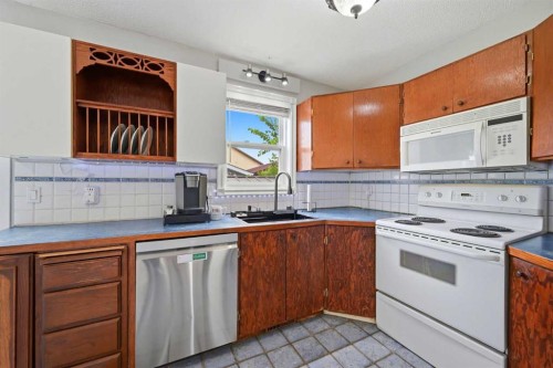 7 Falshire Close Ne, Calgary, AB - Indoor Photo Showing Kitchen
