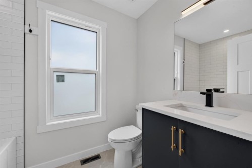 2024 12 Avenue Sw, Calgary, AB - Indoor Photo Showing Bathroom