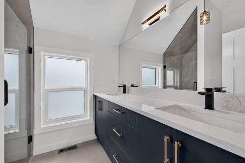 2024 12 Avenue Sw, Calgary, AB - Indoor Photo Showing Bathroom