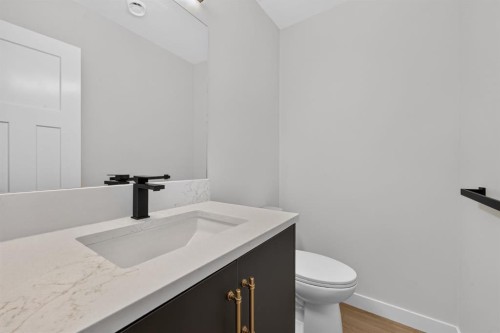 2024 12 Avenue Sw, Calgary, AB - Indoor Photo Showing Bathroom