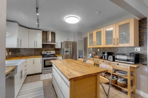 35 Rundlemere Place Ne, Calgary, AB - Indoor Photo Showing Kitchen With Double Sink With Upgraded Kitchen
