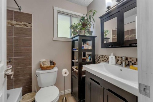 35 Rundlemere Place Ne, Calgary, AB - Indoor Photo Showing Bathroom