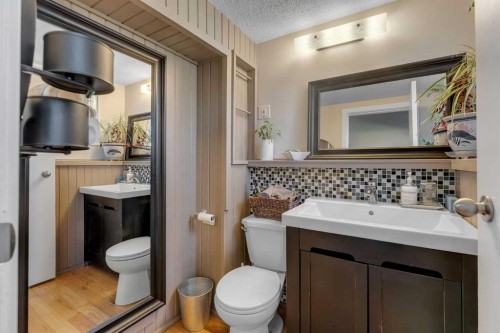 35 Rundlemere Place Ne, Calgary, AB - Indoor Photo Showing Bathroom