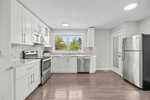 875 Pinecliff Drive Ne, Calgary, AB - Indoor Photo Showing Kitchen With Upgraded Kitchen