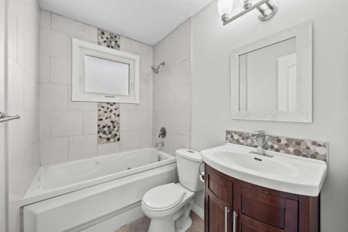 875 Pinecliff Drive Ne, Calgary, AB - Indoor Photo Showing Bathroom