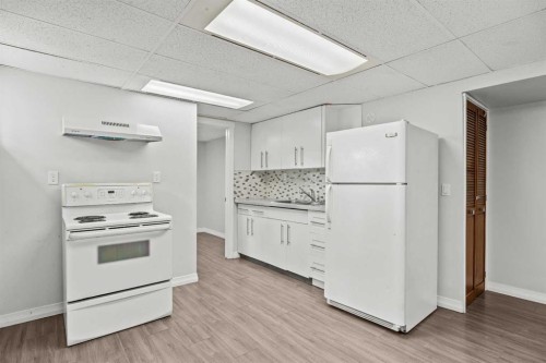 875 Pinecliff Drive Ne, Calgary, AB - Indoor Photo Showing Kitchen