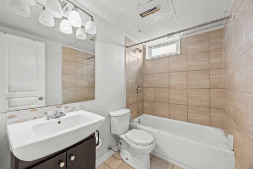 875 Pinecliff Drive Ne, Calgary, AB - Indoor Photo Showing Bathroom
