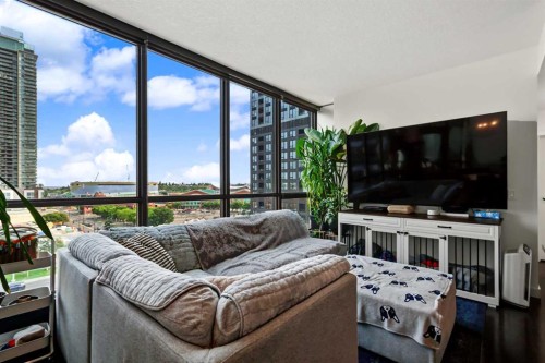 705-220 12 Avenue Se, Calgary, AB - Indoor Photo Showing Living Room