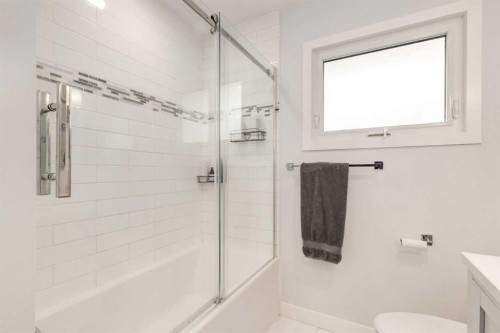 6223 Silver Ridge Drive Nw, Calgary, AB - Indoor Photo Showing Bathroom