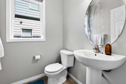 30 Yorkville Boulevard Sw, Calgary, AB - Indoor Photo Showing Bathroom