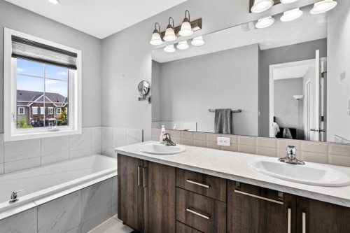 30 Yorkville Boulevard Sw, Calgary, AB - Indoor Photo Showing Bathroom