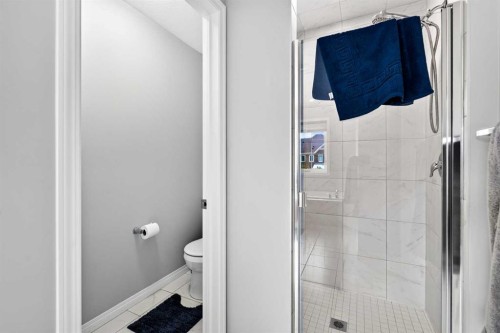 30 Yorkville Boulevard Sw, Calgary, AB - Indoor Photo Showing Bathroom