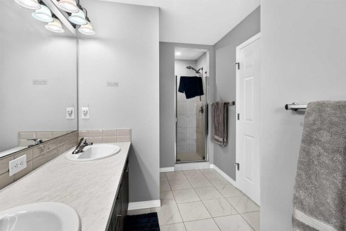 30 Yorkville Boulevard Sw, Calgary, AB - Indoor Photo Showing Bathroom