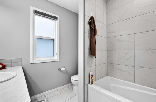 30 Yorkville Boulevard Sw, Calgary, AB - Indoor Photo Showing Bathroom