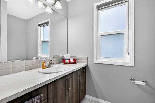 30 Yorkville Boulevard Sw, Calgary, AB - Indoor Photo Showing Bathroom