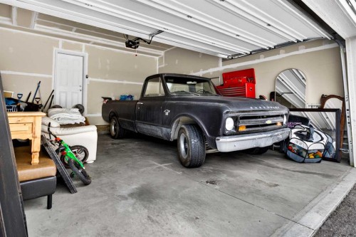 30 Yorkville Boulevard Sw, Calgary, AB - Indoor Photo Showing Garage