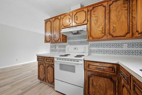 228 Berwick Drive Nw, Calgary, AB - Indoor Photo Showing Kitchen