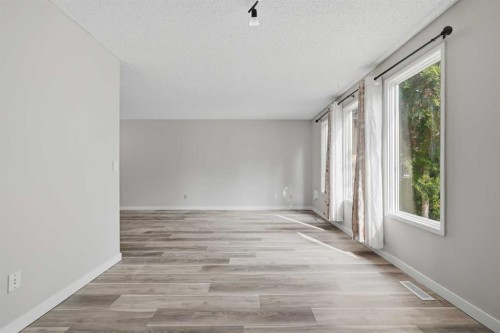 228 Berwick Drive Nw, Calgary, AB - Indoor Photo Showing Other Room
