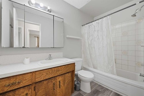 228 Berwick Drive Nw, Calgary, AB - Indoor Photo Showing Bathroom