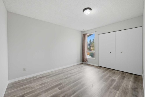 228 Berwick Drive Nw, Calgary, AB - Indoor Photo Showing Other Room