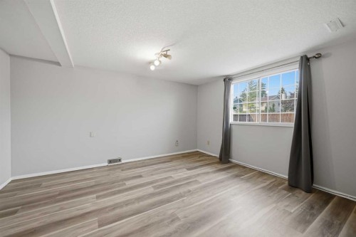 228 Berwick Drive Nw, Calgary, AB - Indoor Photo Showing Other Room