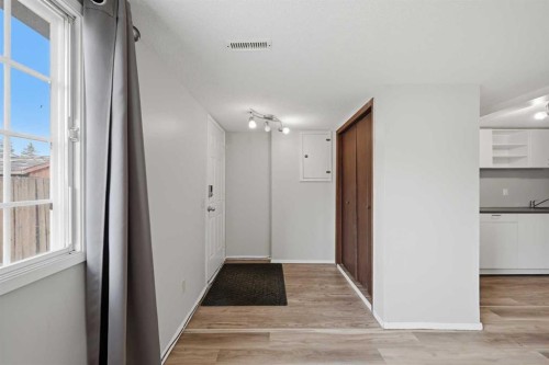 228 Berwick Drive Nw, Calgary, AB - Indoor Photo Showing Other Room