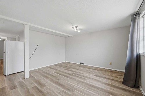 228 Berwick Drive Nw, Calgary, AB - Indoor Photo Showing Other Room