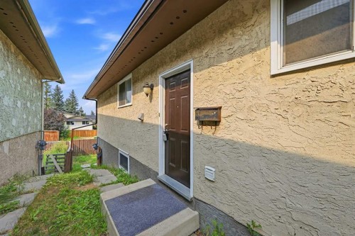 228 Berwick Drive Nw, Calgary, AB - Outdoor With Exterior