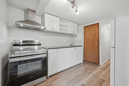 228 Berwick Drive Nw, Calgary, AB - Indoor Photo Showing Kitchen