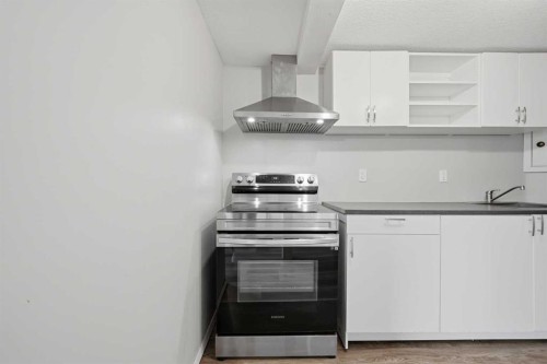 228 Berwick Drive Nw, Calgary, AB - Indoor Photo Showing Kitchen