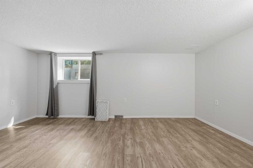 228 Berwick Drive Nw, Calgary, AB - Indoor Photo Showing Other Room