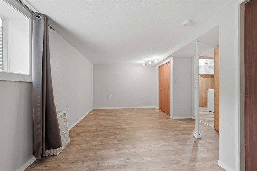 228 Berwick Drive Nw, Calgary, AB - Indoor Photo Showing Other Room