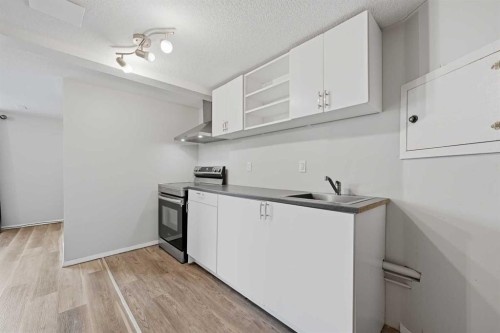 228 Berwick Drive Nw, Calgary, AB - Indoor Photo Showing Kitchen
