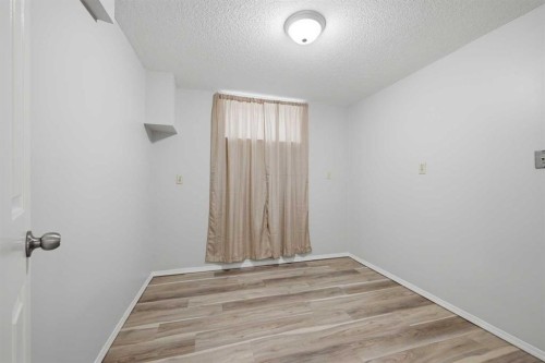 228 Berwick Drive Nw, Calgary, AB - Indoor Photo Showing Other Room