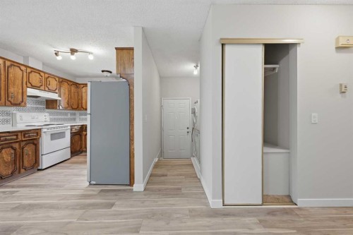 228 Berwick Drive Nw, Calgary, AB - Indoor Photo Showing Kitchen