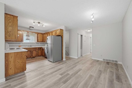228 Berwick Drive Nw, Calgary, AB - Indoor Photo Showing Kitchen