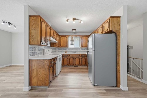 228 Berwick Drive Nw, Calgary, AB - Indoor Photo Showing Kitchen
