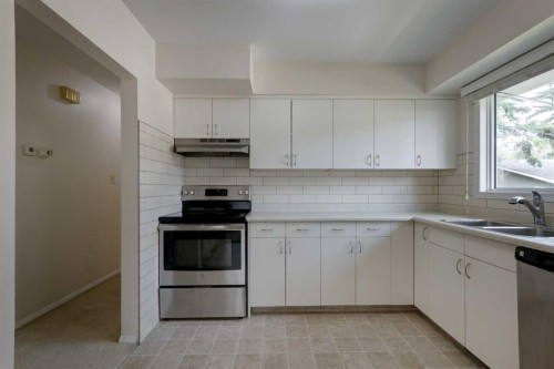 328 86 Avenue Se, Calgary, AB - Indoor Photo Showing Kitchen With Double Sink