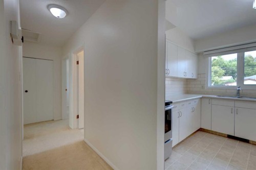 328 86 Avenue Se, Calgary, AB - Indoor Photo Showing Kitchen