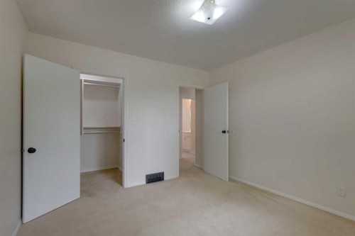 328 86 Avenue Se, Calgary, AB - Indoor Photo Showing Other Room