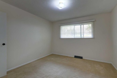 328 86 Avenue Se, Calgary, AB - Indoor Photo Showing Other Room