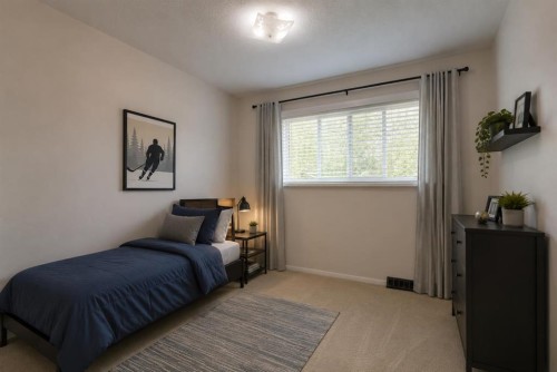 328 86 Avenue Se, Calgary, AB - Indoor Photo Showing Bedroom