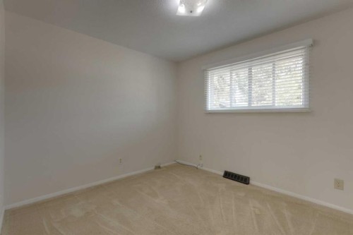 328 86 Avenue Se, Calgary, AB - Indoor Photo Showing Other Room
