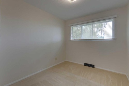 328 86 Avenue Se, Calgary, AB - Indoor Photo Showing Other Room