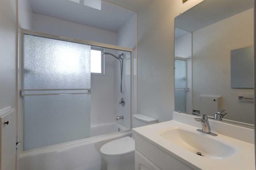 328 86 Avenue Se, Calgary, AB - Indoor Photo Showing Bathroom