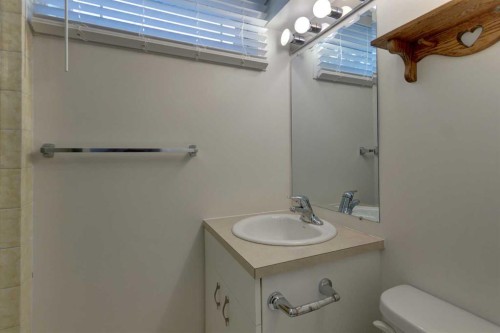 328 86 Avenue Se, Calgary, AB - Indoor Photo Showing Bathroom